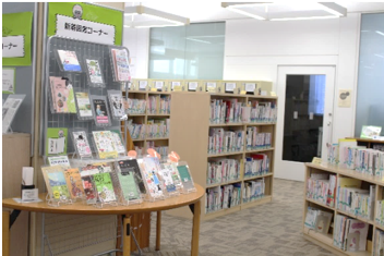 交流ラウンジの図書コーナー